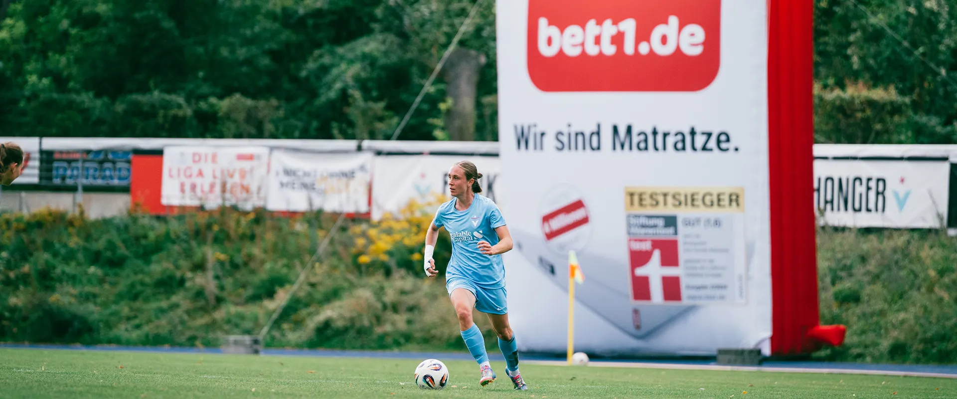 Photo : une joueuse de foot court avec un ballon au pied