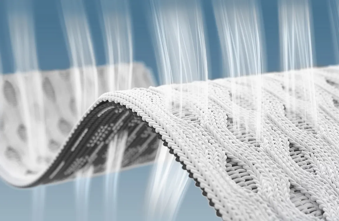 Gros plan sur un tissu technique blanc et noir, présentant une texture respirante et une structure aérée en forme de vague.