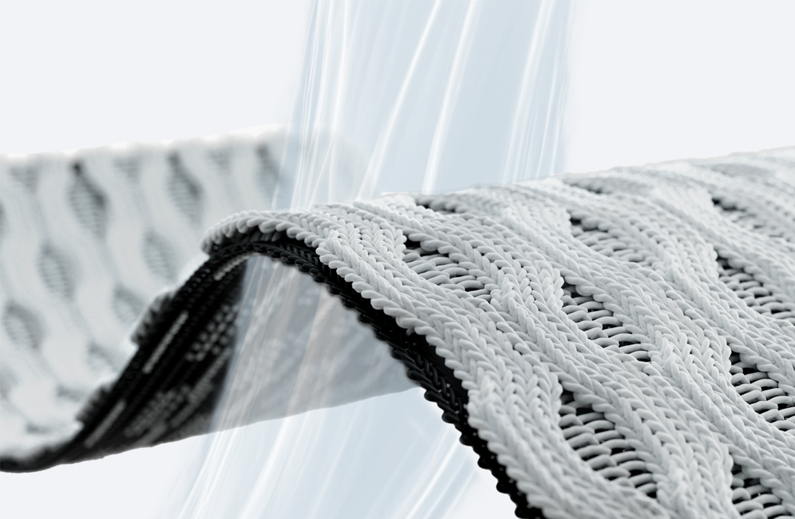 Gros plan sur un tissu technique blanc et noir, présentant une texture respirante et une structure aérée en forme de vague.