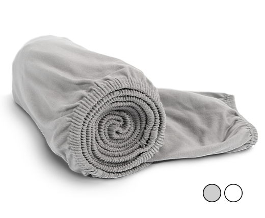 Le drap-housse BODYGUARD® en jersey gris plié : zoom sur le drap dans la version blanche ; texte : Disponible en gris ou en blanc	