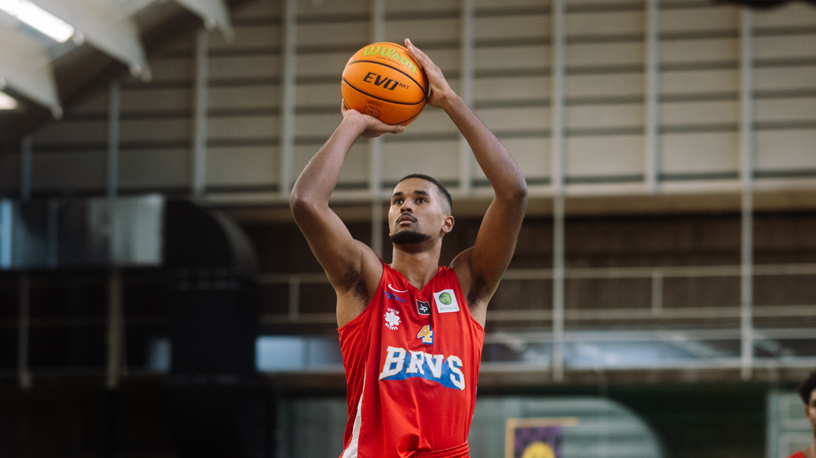 Photo : Un joueur lance le ballon pour marquer 