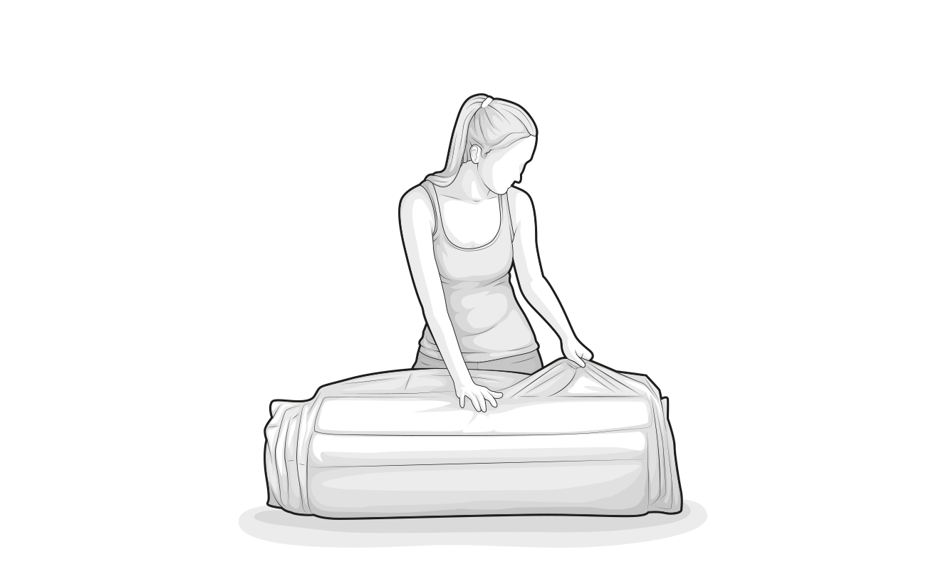 Une femme déchirant le film d'emballage d'un matelas roulé. 