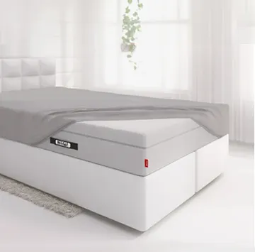 Photo : chambre avec un matelas BODYGUARD Boxspring recouvert d'un drap-housse gris 