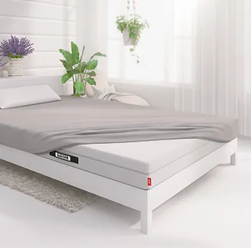 Photo : chambre avec un matelas 160x200 BODYGUARD recouvert d'un drap-housse gris 