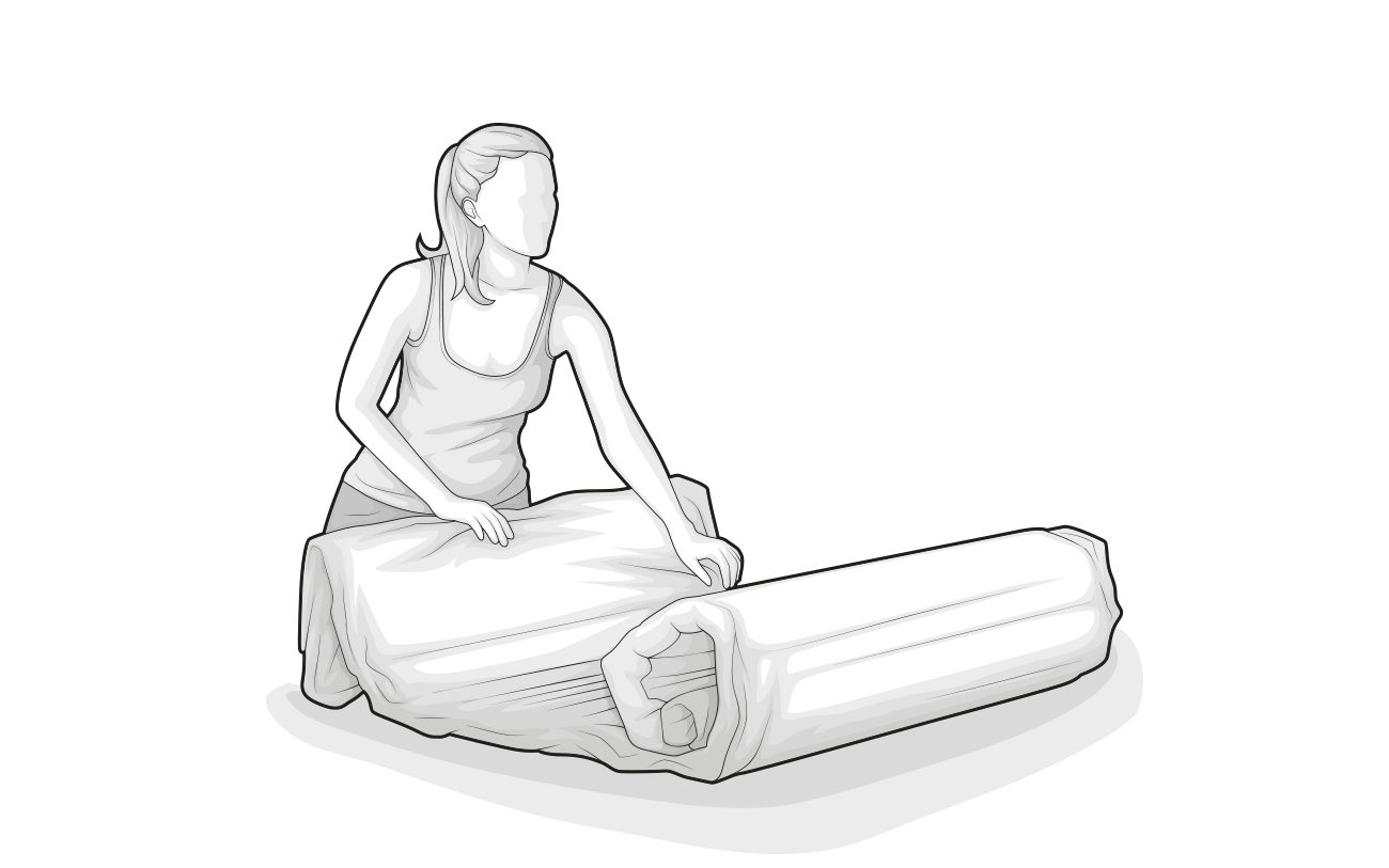 La femme déroule le matelas.