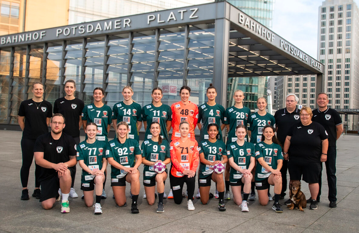 Foto: Das Team der Spreefüxxe in zwei Reihen stehend und kniend auf dem Potsdamer Platz.