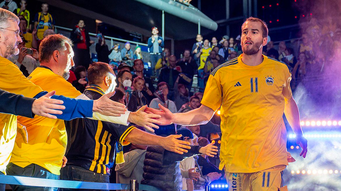 Photo : Un joueur de basket tape dans la main du staff 