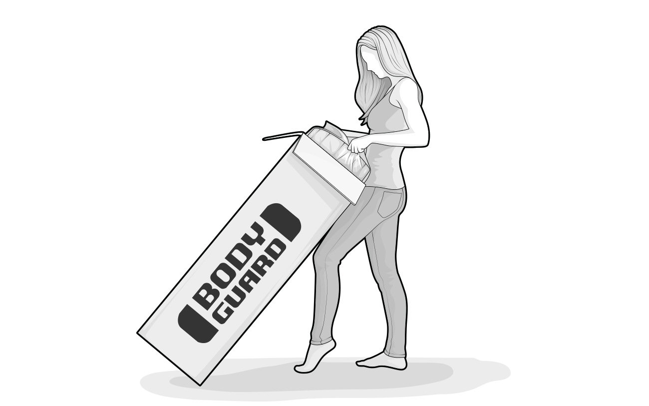 Une femme sortant un matelas d'une boîte en carton.