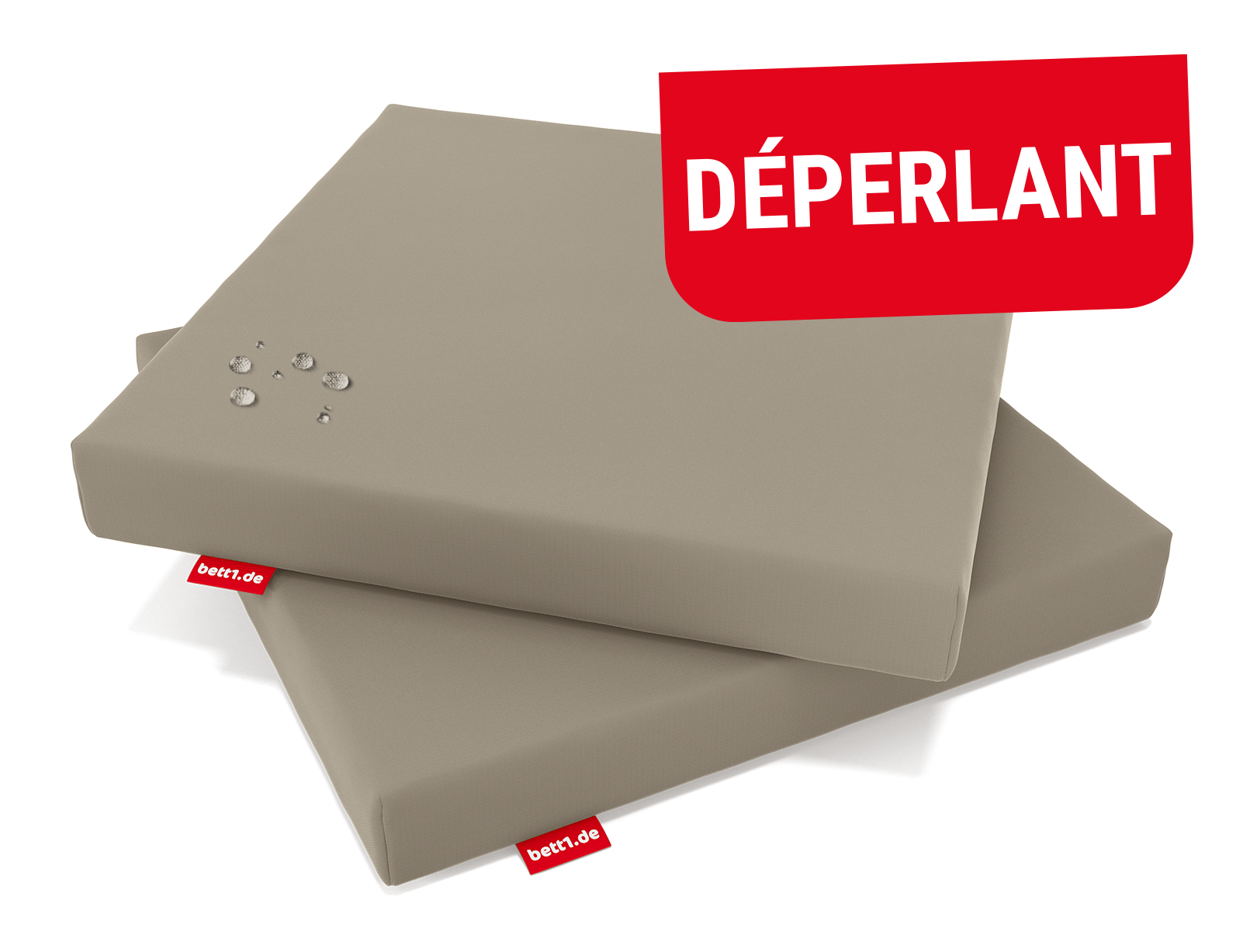 2 coussins d'assise beiges empilés avec effet déperlant visible grâce à des gouttes d’eau en surface avec un badge rouge "déperlant".