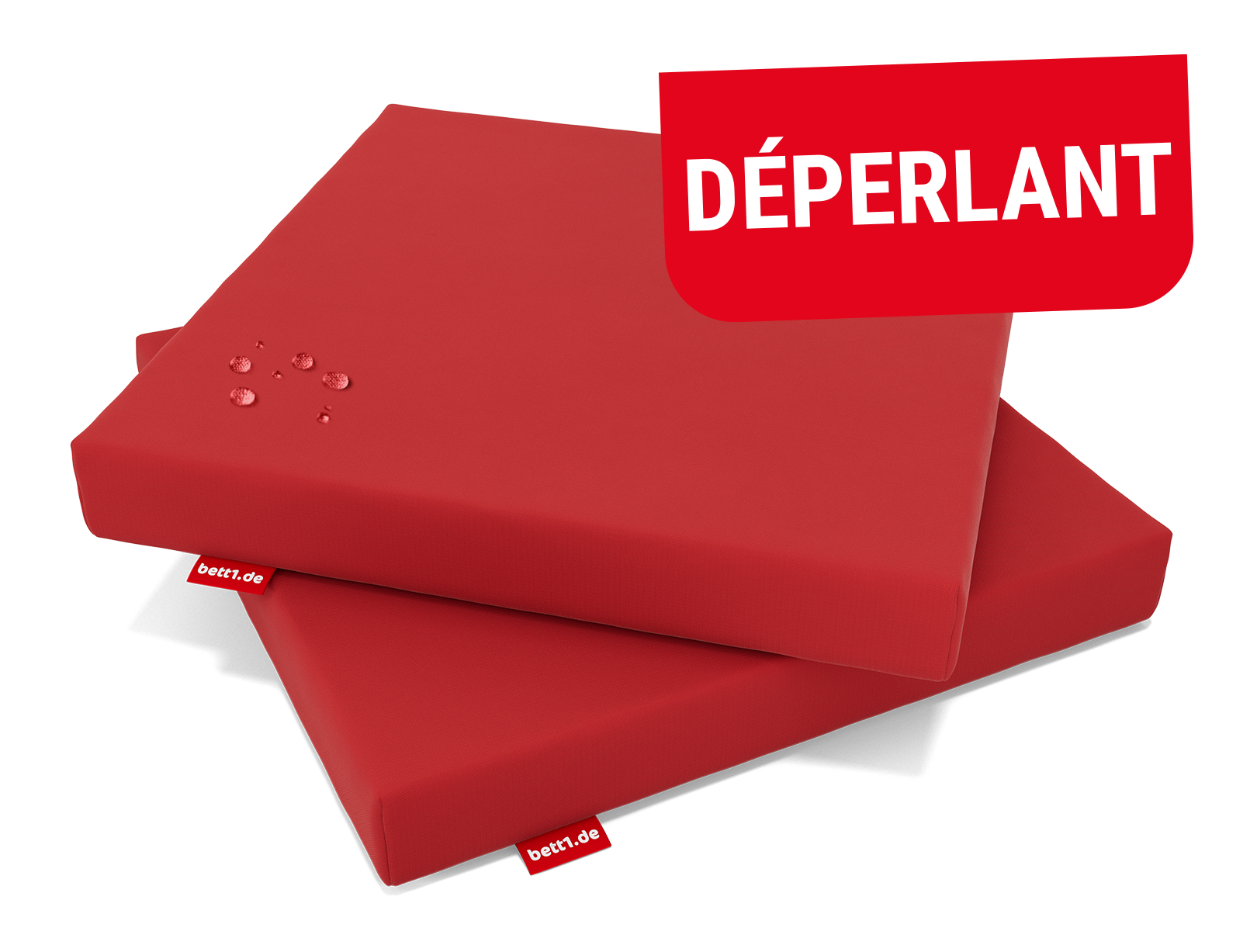 2 coussins d'assise rouges empilés avec effet déperlant visible grâce à des gouttes d’eau en surface avec un badge rouge "déperlant".