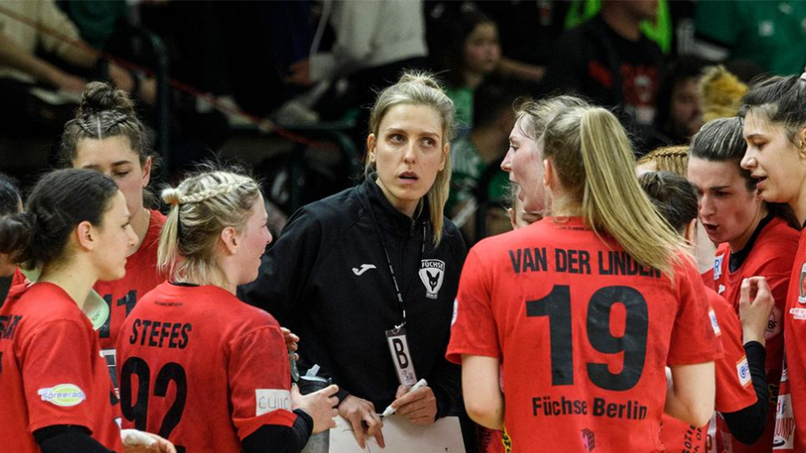 Photo : les joueuses des Spreefüxx se tiennent devant leur entraîneuse au bord du terrain, la bouche entrouverte.