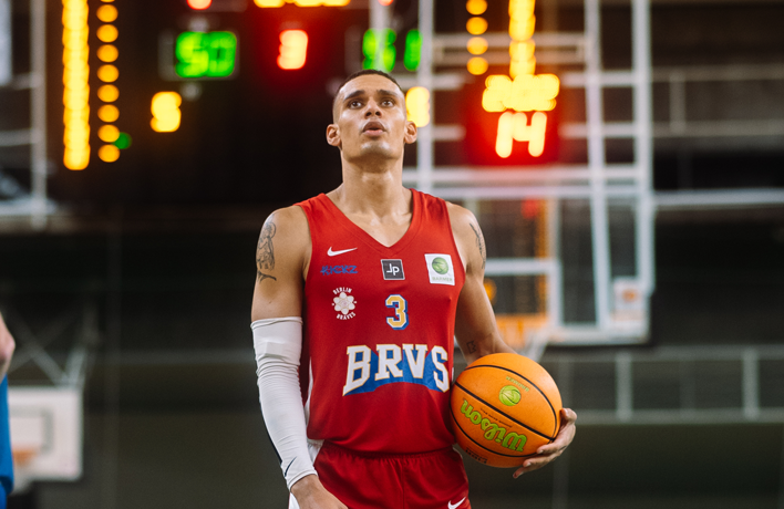 Foto: Ein Spieler der Berlin Braves hält einen Basketball.