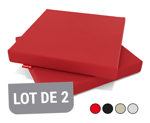 2 coussins d'assise rouges empilés avec effet déperlant visible grâce à des gouttes d’eau en surface avec un badge rouge "déperlant".