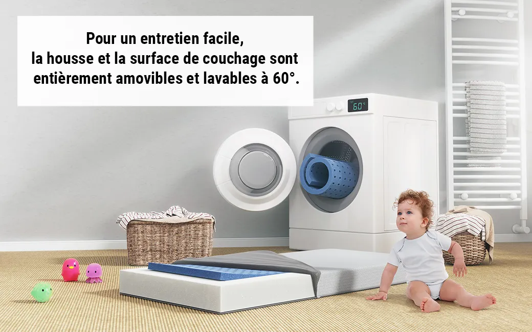 Bébé assis par terre près d'une machine à laver ouverte dans laquelle ont voit le noyau du matelas. Près du bébé, le matelas enfant BODYGUARD est déhoussé et le noyau 
