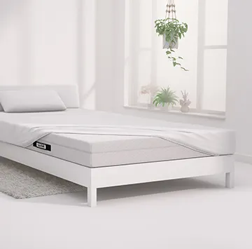 Photo : chambre avec un matelas BODYGUARD recouvert d'un drap-housse blanc 