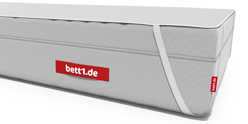 Matelas Flip® vu de côté avec sa housse blanche texturée, doté de poignées de transport intégrées et d’un logo BODYGUARD® visible sur la face latérale et recouvert d'une alèse BODYGUARD.