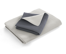 Le linge de lit BODYGUARD® en satin plié : la housse de couette est pliée avec le côté gris vers l'extérieur, la taie d'oreiller avec le côté anthracite.