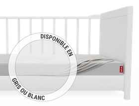 Le drap housse enfant BODYGUARD® tendu sur le matelas enfant BODYGUARD® dans un lit d'enfant. Zoom sur le drap dans sa version blanche. Texte : Disponible en gris ou blanc