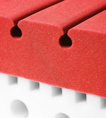 Découpe de l'âme du matelas BODYGUARD® bicolore : rouge en haut, blanc en bas.