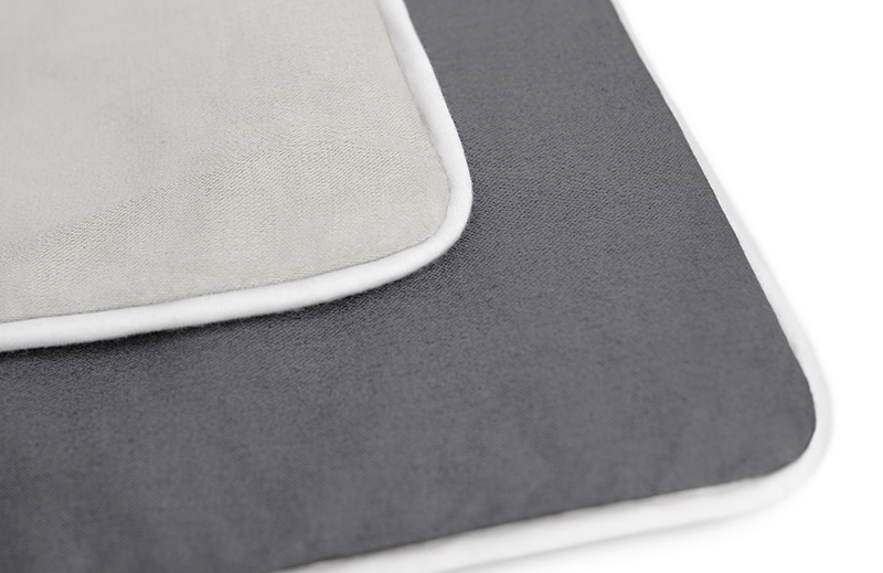 Gros blanc sur le coin de la housse dulinge de lit en satin BODYGUARD