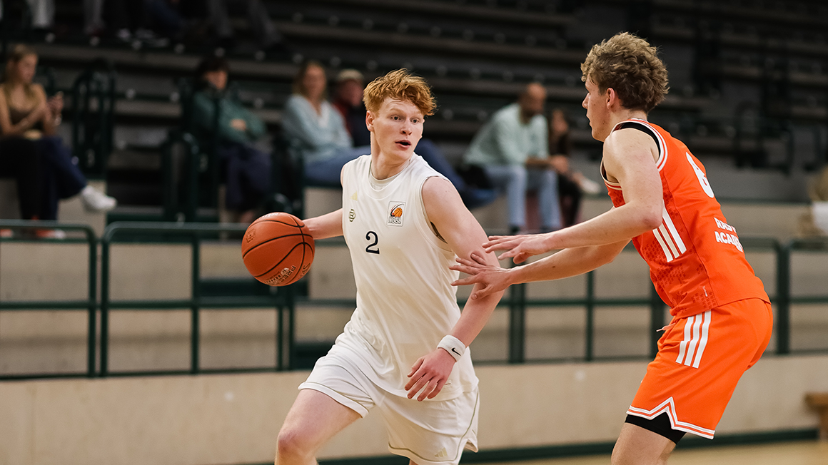 Photo : Un joueur lance le ballon pour marquer 
