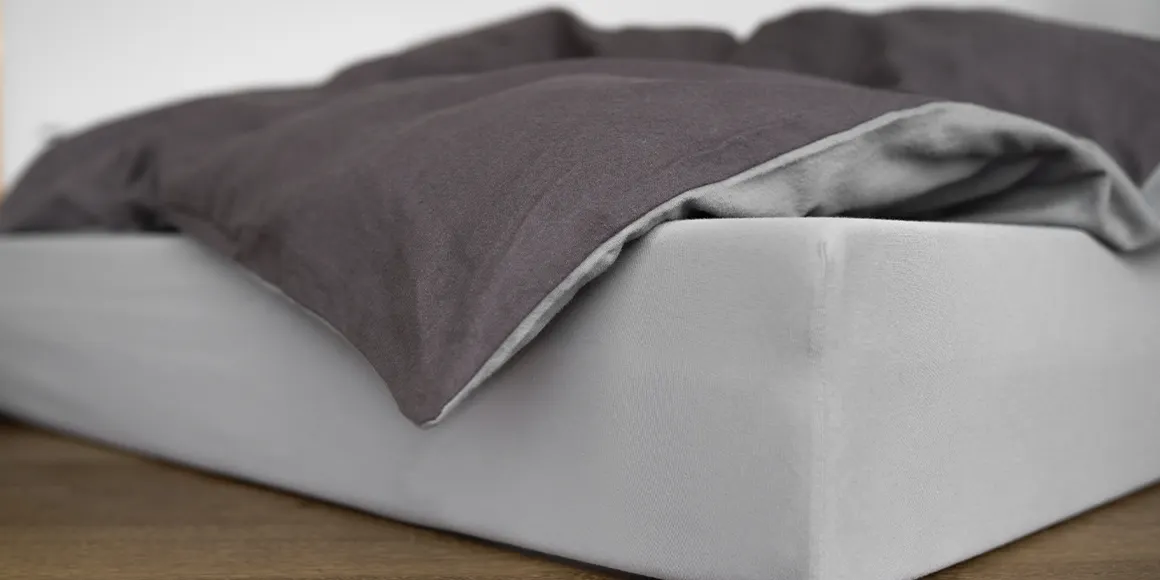 Zoom sur le linge de lit recouvrant un matelas