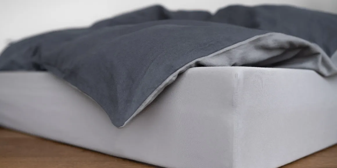 Zoom sur le linge de lit recouvrant un matelas