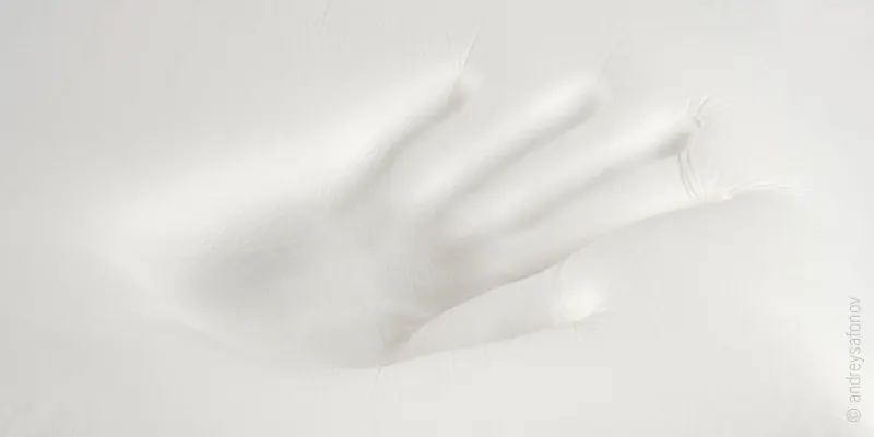 Empreinte de main dans de la mousse à mémoire de forme