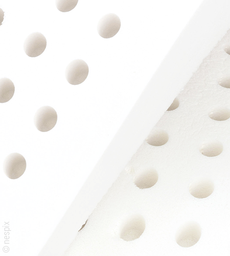 Découpe de deux âmes de matelas blanches superposées avec des découpes rondes.