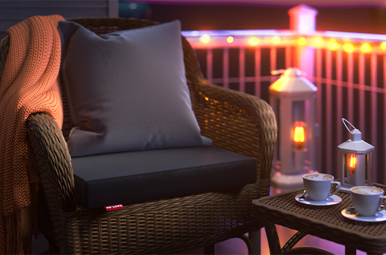Une chaise d'extérieur le soir sur une terrasse. 