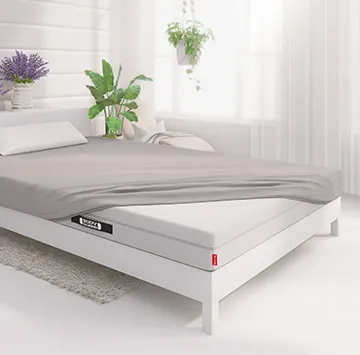 Photo : chambre avec un matelas 160x200 BODYGUARD recouvert d'un drap-housse gris 