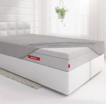Photo : chambre avec un matelas FLIP g recouvert d'un drap-housse gris 