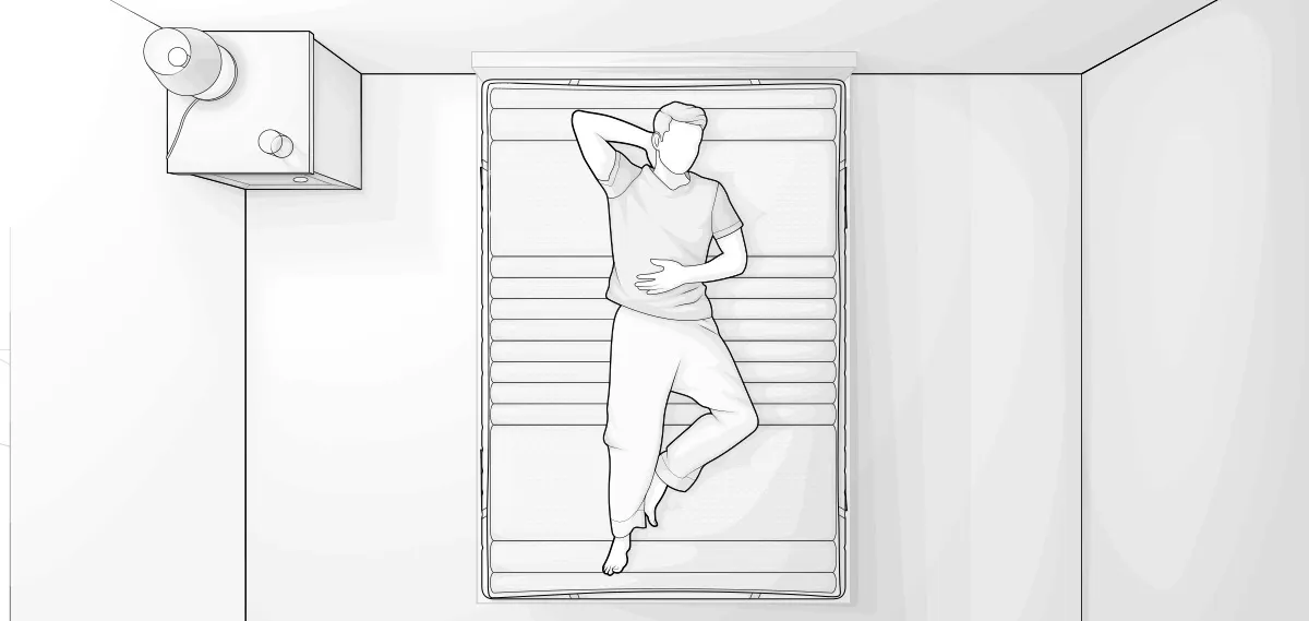 Dessin en vue de dessus d’un homme allongé sur un matelas BODYGUARD dans une chambre, illustrant l’espace occupé sur le lit. L’homme repose sur le dos, une jambe pliée et une main derrière la tête.