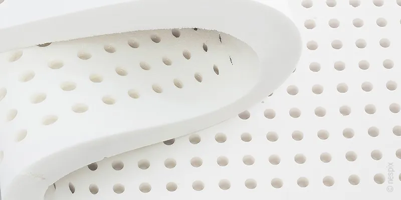 Gros plan d'un bloc de latex perforé