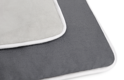 Gros blanc sur le coin de la housse dulinge de lit en satin BODYGUARD
