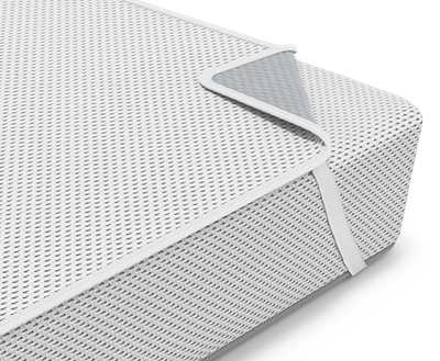 Matelas BODYGUARD® recouvert du surmatelas BODYGUARD®. l'élastique du coin gauche est apparent