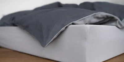 Zoom sur le linge de lit recouvrant un matelas