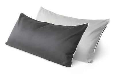 2 oreillers sont recouverts de taies en satin BODYGUARD en gris et anthracite