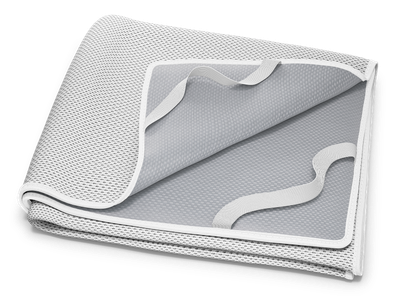 Alèse BODYGUARD® pliée : un coin relevé montre la face inférieure enduite et les sangles de fixation.