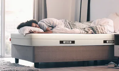 Personne dormant sur un matelas BODYGUARD®